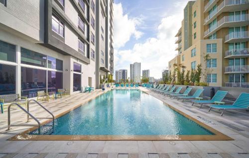 劳德代尔堡Tru By Hilton Fort Lauderdale Downtown-Flagler Village的一座建筑物中央的游泳池