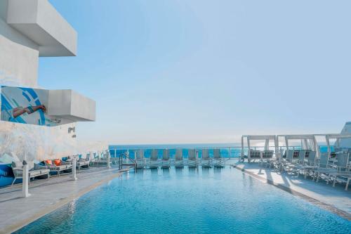 劳德代尔堡Hotel Maren Fort Lauderdale Beach, Curio Collection By Hilton的游轮上的游泳池