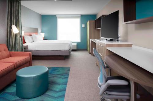 Sunnybrook AcresHome2 Suites By Hilton Fort Wayne North的一间酒店客房,配有一张床和一台电视