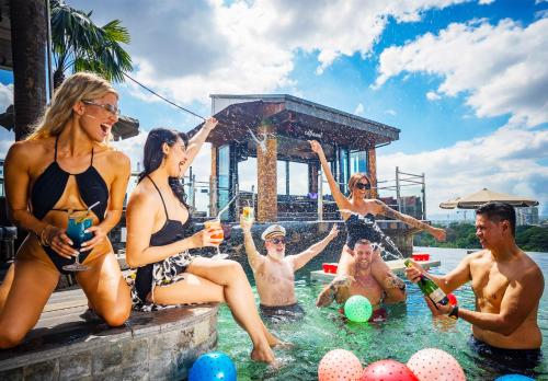 安吉利斯安洁拉斯海滩俱乐部酒店的一群人坐在游泳池里