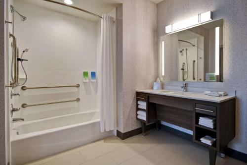 威奇托Home2 Suites by Hilton Wichita Northeast的带浴缸、水槽和淋浴的浴室