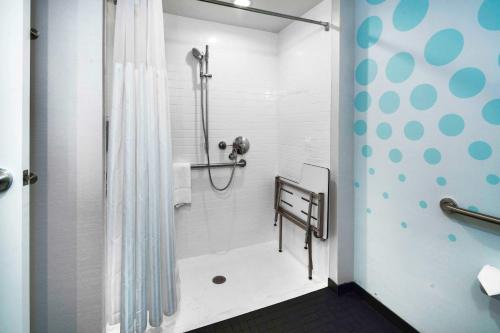 嘉年Tru By Hilton Goodyear Phoenix West, Az的带淋浴和浴帘的浴室