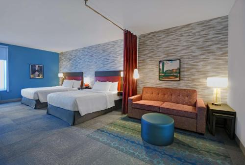 哥伦布Home2 Suites By Hilton Columbus的酒店客房,设有两张床和一张沙发
