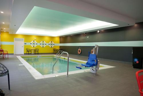 钱伯斯堡Tru By Hilton Chambersburg的一个带椅子的游泳池