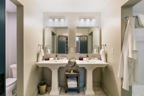 佛罗伦萨Hotel Florence, Tapestry Collection by Hilton的浴室设有2个水槽和2面镜子