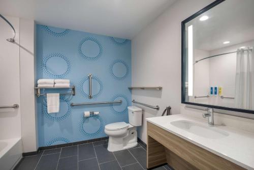 沃索Tru By Hilton Warsaw, In的一间带卫生间、水槽和镜子的浴室