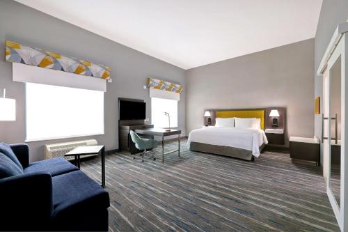 休斯顿Hampton Inn & Suites Houston East Beltway 8, Tx的一间酒店客房,配有一张床和一台电视