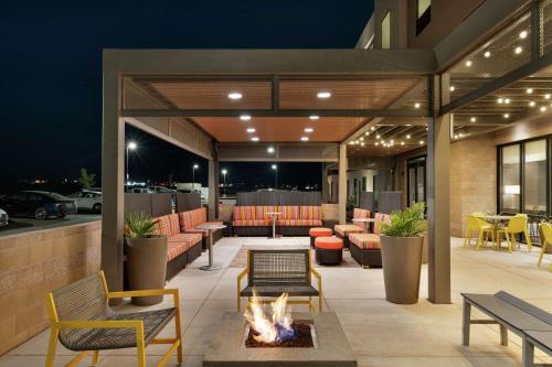 阿拉莫戈多Home2 Suites By Hilton Alamogordo White Sands的庭院设有火坑和桌椅
