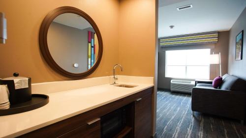 圣克莱尔斯维尔Hampton Inn & Suites St Clairsville, Oh的一间带水槽和镜子的浴室