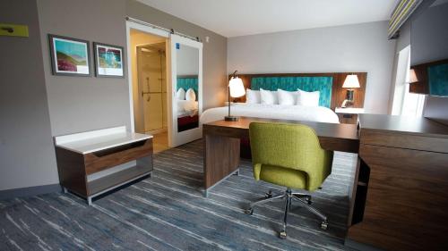 圣克莱尔斯维尔Hampton Inn & Suites St Clairsville, Oh的酒店客房配有一张床、一张书桌和一张书桌。
