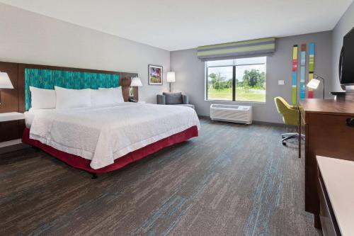 阿拉楚阿Hampton Inn & Suites Alachua I-75, FL的酒店客房,配有床和电视