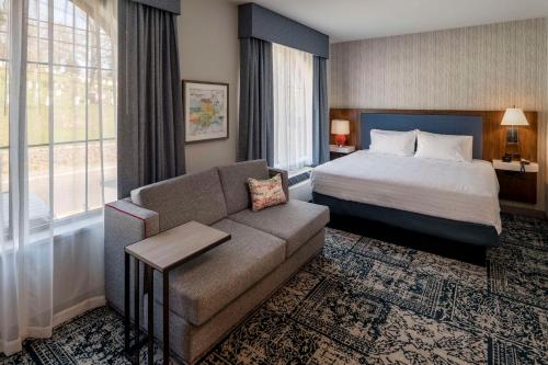 亨廷顿Hampton Inn & Suites Huntington Downtown, Ny的酒店客房,配有床和沙发