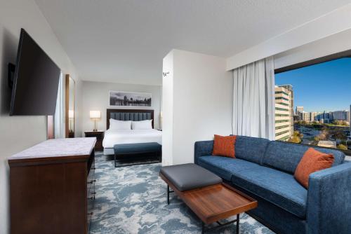 休斯顿DoubleTree by Hilton Houston Medical Center Hotel & Suites的酒店客房设有一张沙发和一张床
