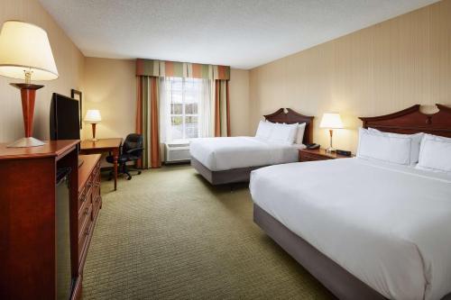 弗兰特罗亚尔弗朗特皇家蓝岭沙道斯快捷假日&套房酒店的酒店客房配有两张床和一张书桌