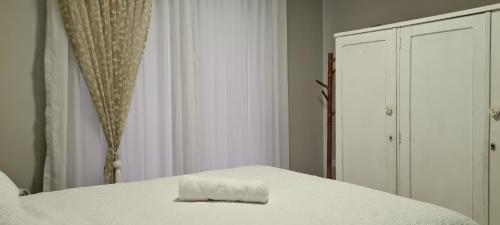 南雅拉瓜Quarto Luz的一张白色的床,上面有一条毛巾