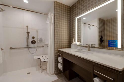 加尔维斯敦Home2 Suites Galveston, Tx的一间带水槽和淋浴的浴室