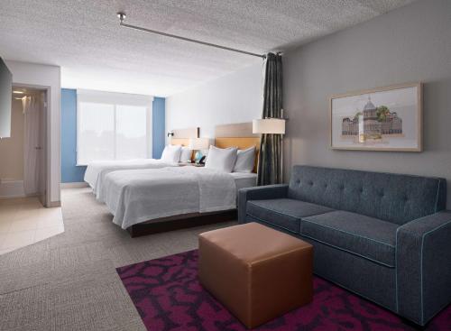 印第安纳波利斯Home2 Suites by Hilton Indianapolis - Keystone Crossing的酒店客房,配有床和沙发