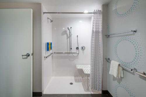 费耶特维尔Tru By Hilton Fayetteville Fort Bragg的带淋浴和浴帘的浴室