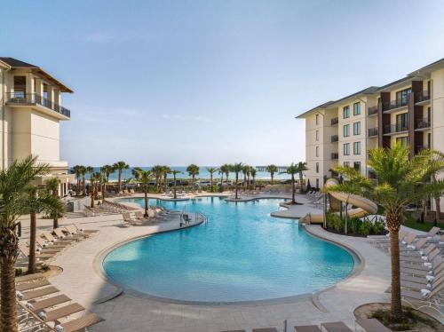 巴拿马城海滩Embassy Suites By Hilton Panama City Beach Resort的度假村游泳池的图片