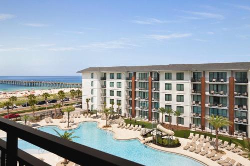 巴拿马城海滩Embassy Suites By Hilton Panama City Beach Resort的享有带游泳池和海滩的度假村景色