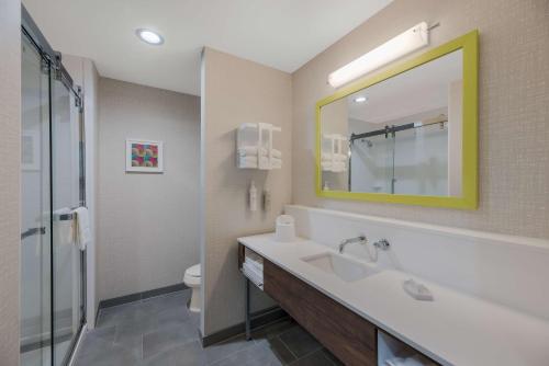 威廉姆斯Hampton Inn By Hilton Williams的一间带水槽、镜子和卫生间的浴室