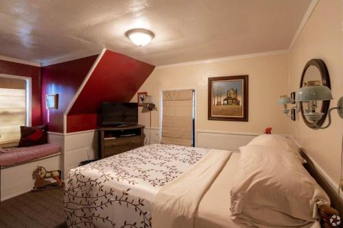 爱德怀Idyllwild Inn的一间卧室配有一张大床和电视