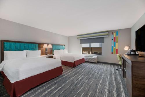 威廉姆斯Hampton Inn By Hilton Williams的酒店客房设有两张床和一台平面电视。