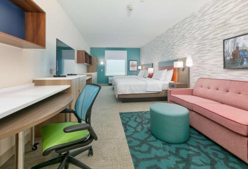 El CampoHome2 Suites By Hilton El Campo的大型酒店客房,配有床和沙发