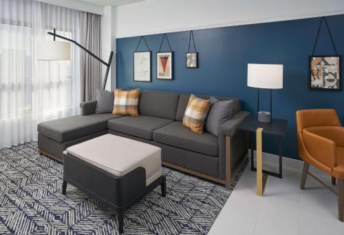 休斯顿The Chifley Houston, Tapestry Collection by Hilton的客厅配有沙发和椅子