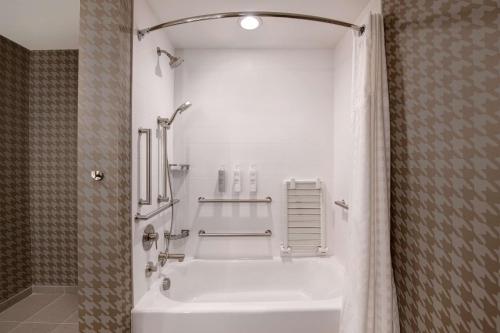费耶特维尔Home2 Suites By Hilton Fayetteville North的浴室配有白色浴缸和淋浴。