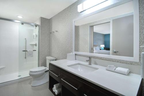 肯特伍德Home2 Suites By Hilton Grand Rapids Airport的一间带水槽、卫生间和镜子的浴室