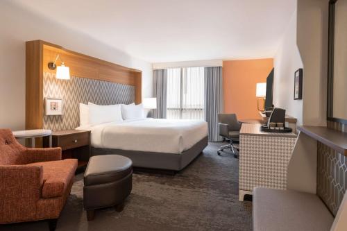 沃思堡Doubletree By Hilton Fort Worth South的配有一张床和一张书桌的酒店客房