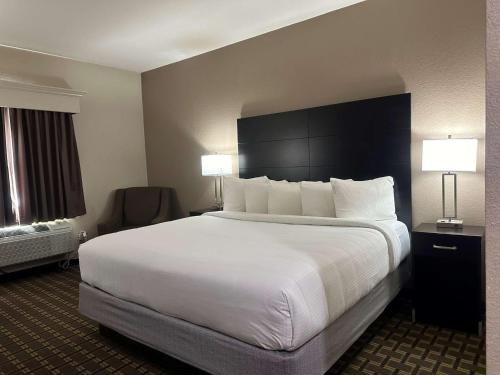 CaleraBest Western Halito Inn的一张大床,位于酒店带两盏灯的房间