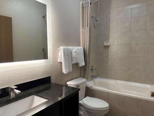 CaleraBest Western Halito Inn的浴室配有卫生间、盥洗盆和浴缸。