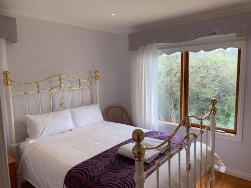 卡尔斯Beach Park Phillip Island - Apartments的一间卧室设有一张床和一个窗口
