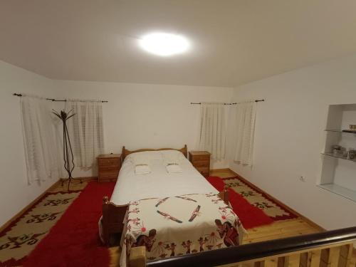 PolýdrosonCharlami's Mansion的一间卧室配有一张床和红色地毯