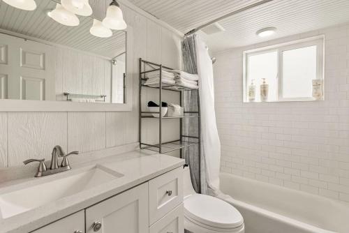 普罗沃Cozy Home Close to Provo Airport的白色的浴室设有卫生间、浴缸和水槽。
