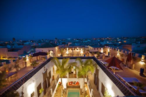 马拉喀什帕查瓦娜庭院旅馆的夜间从空中欣赏大楼的景色