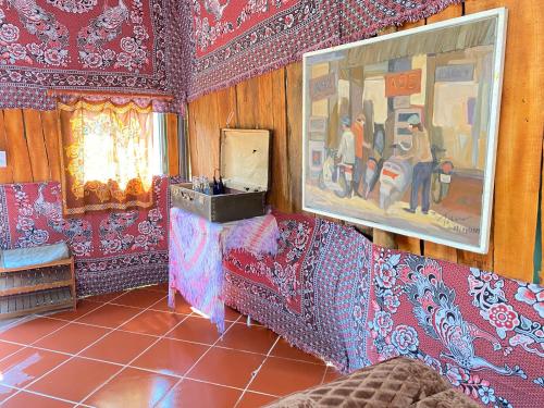 Kon Von KlaCOI NGUON FARM GLAM Mang Den的客厅拥有红色的墙壁和红色的瓷砖