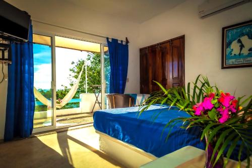 兹波利特Villas Mykonos的一间卧室设有一张床和一个滑动玻璃门