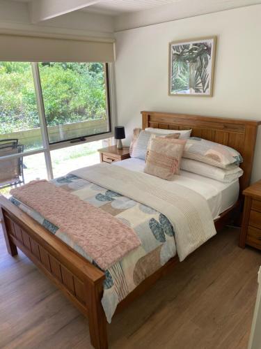 莱伊Beauna Vista Rye Retreat Home的一间卧室设有一张大床和一个大窗户