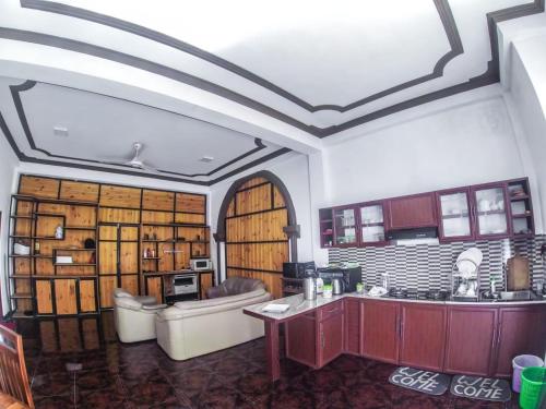 康提Kandy Forest Villa Hotel的客房设有带沙发和桌子的厨房。
