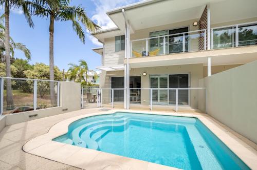 萨拉曼德湾Oaks Port Stephens Pacific Blue Resort的享有带游泳池的房屋外部景致