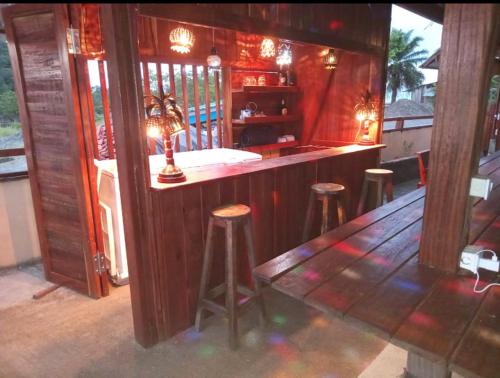 努基HOTEL RM的一个带凳子的酒吧,位于带柜台的房间