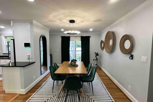 查塔努加Bluebird Abode Stand Alone House 3 Bed 2 Full Bath的一间带桌子和绿色椅子的用餐室