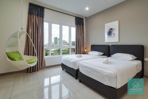 怡保JOMSTAY Octagon Ipoh Suites的酒店客房设有两张床和窗户。