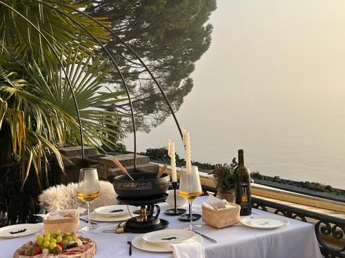 蒙特勒Montreux Luxury Suite的一张桌子,上面放着酒和食物
