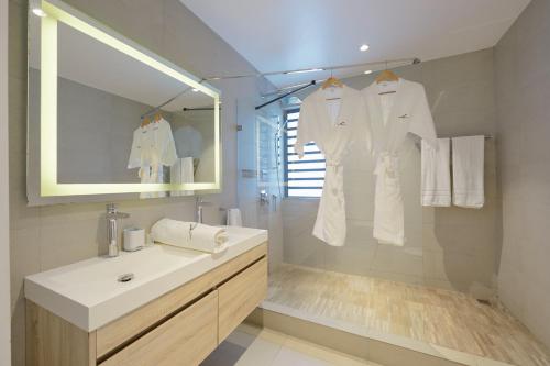 特鲁欧克比赫斯Otera 2 Penthouse with panoramic view by LOV的白色的浴室设有水槽和镜子