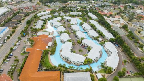 萨拉曼德湾Oaks Port Stephens Pacific Blue Resort的城市公园的空中景观
