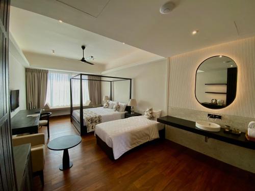 科伦坡Taprobane House的酒店客房,配有床和镜子